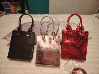 Bolsos negros y rojos brillantes