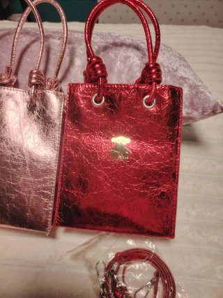 Bolsos negros y rojos brillantes
