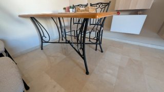 Mesa de comedor de madera y metal