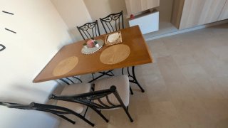 Mesa de comedor de madera y metal