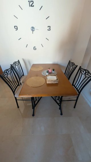 Mesa de comedor de madera y metal