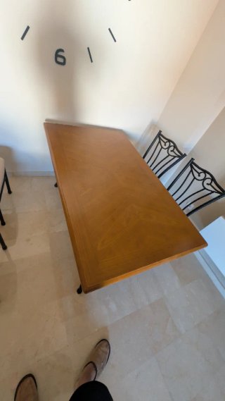 Mesa de comedor de madera y metal
