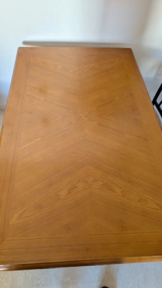 Mesa de comedor de madera y metal