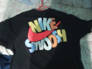 Camiseta Nike Negra con Logo Rojo