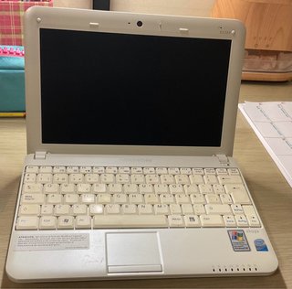 Portátil Medion Akoya E1210 + cargador