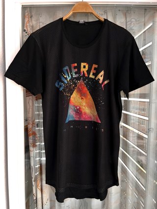 Camiseta negra con estampado
