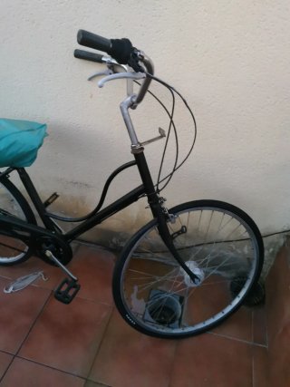 Bicicleta negra con sillín azul