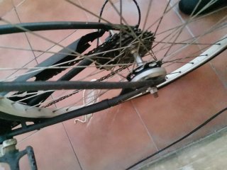 Bicicleta negra con sillín azul