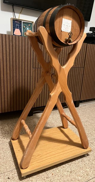 Barril de vino con soporte y base con ruedas