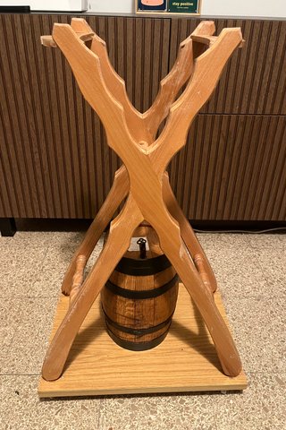 Barril de vino con soporte y base con ruedas