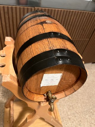 Barril de vino con soporte y base con ruedas