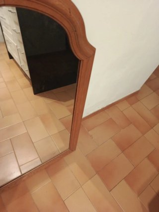 Espejo de madera con marco curvo