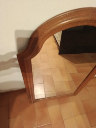 Espejo de madera con marco curvo