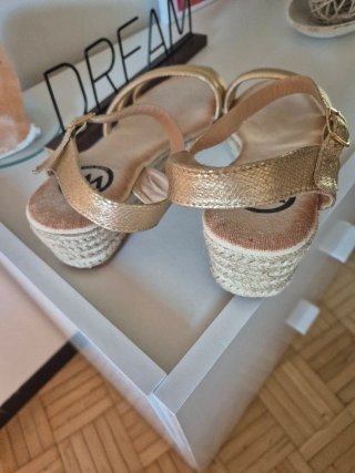 Sandalias doradas Woman Key Talla 40