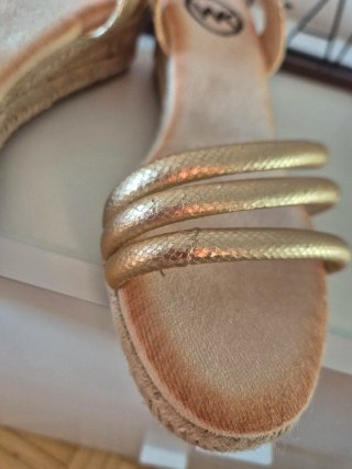 Sandalias doradas Woman Key Talla 40
