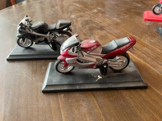 Lote 2 Motos Escala 1:18 Maisto Suzuki Yamaha