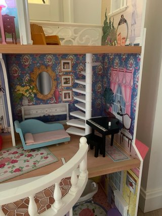 Casa de muñecas de madera con accesorios