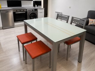 Mesa de comedor con 4 sillas