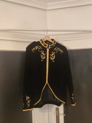 Chaqueta elegante negra y dorada
