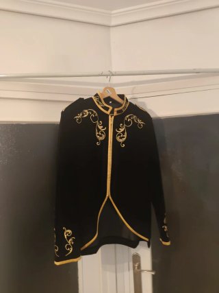 Chaqueta elegante negra y dorada