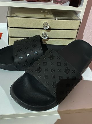 Chanclas negras con logo