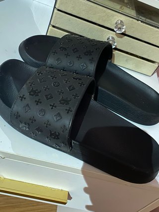 Chanclas negras con logo