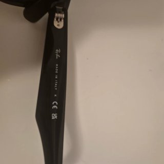 Occhiali da sole Ray-Ban neri e grigi