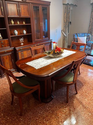 Mesa de comedor de madera