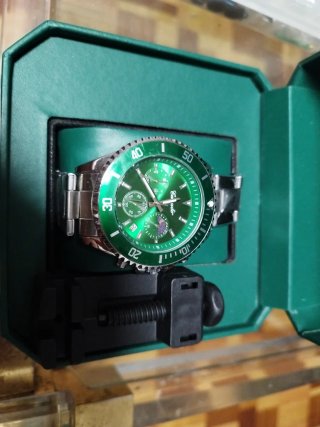 Reloj de hombre verde y plateado