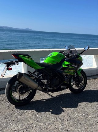 Moto Kawasaki Ninja 400