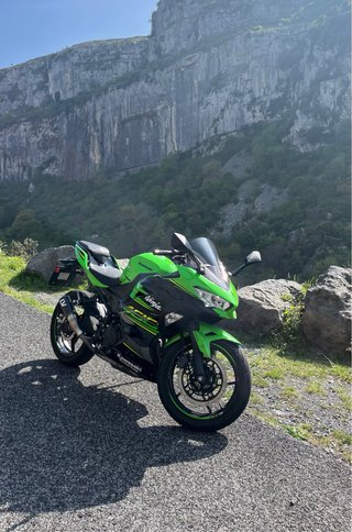 Moto Kawasaki Ninja 400