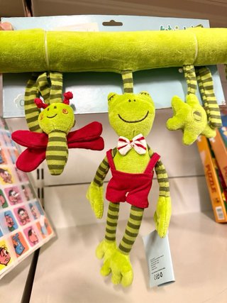 Brinquedo de pelúcia infantil com personagens