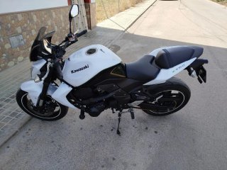 Kawasaki Z750 Naked Blanca y Negra