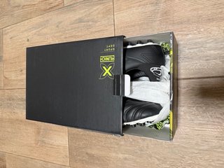 Botas fútbol Munich Mundial U25AG Negras y Blancas
