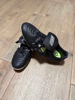 Botas fútbol Munich Mundial U25AG Negras y Blancas