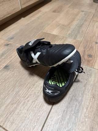 Botas fútbol Munich Mundial U25AG Negras y Blancas