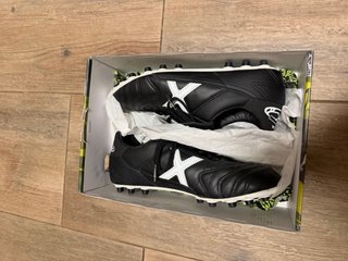 Botas fútbol Munich Mundial U25AG Negras y Blancas