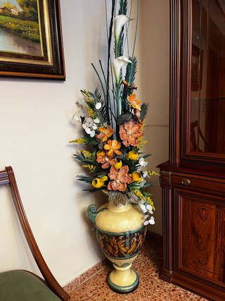 Jarrón de cerámica con flores decorativas