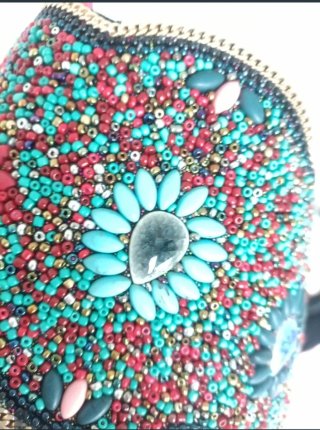 Cinturón de piedras bordado