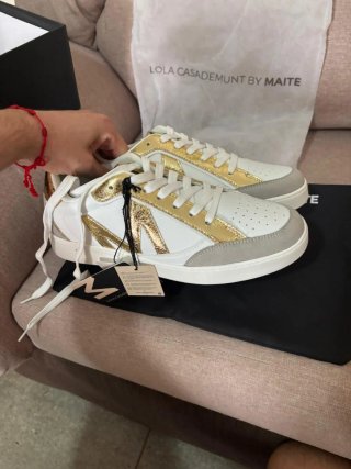 Zapatillas Lola Casademunt doradas y blancas