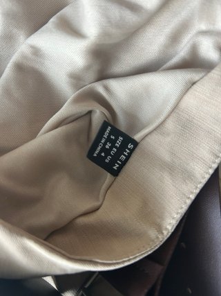 Falda plisada beige con cinturón