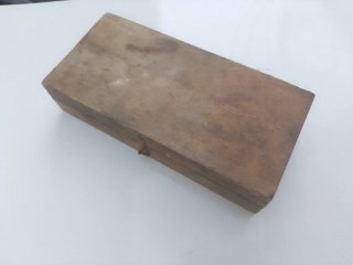 Piedra de Afilar Vintage en Caja de Madera