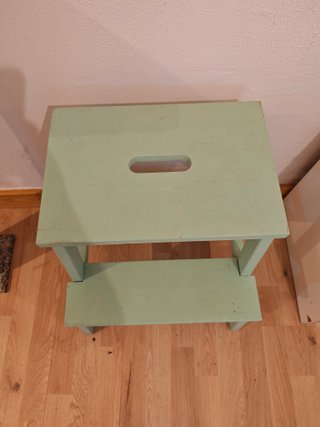 Taburete de madera verde con escalón