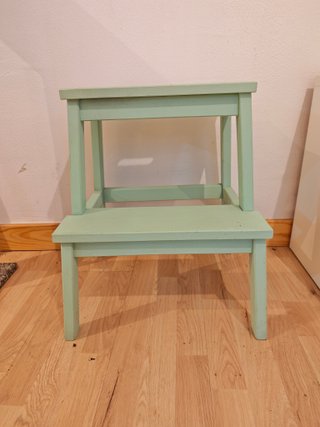 Taburete de madera verde con escalón