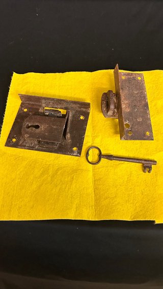 Cerradura antigua de 1900 con llave