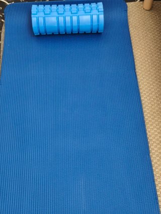 Esterilla de yoga y rodillo