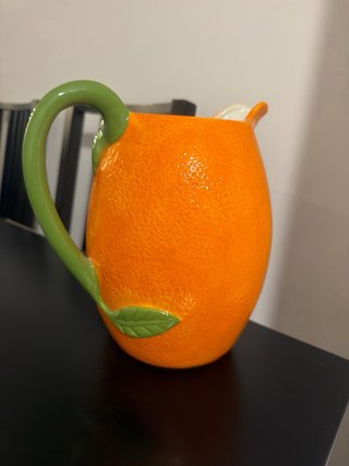 Jarra cerámica naranja con asa verde