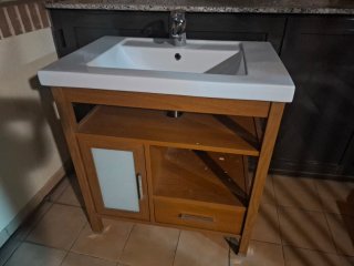 Mueble de baño con lavabo y grifo