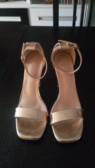 Sandalias doradas tacón