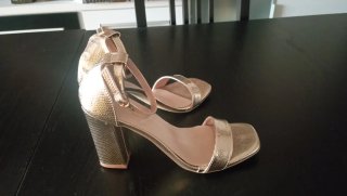 Sandalias doradas tacón